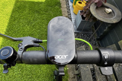 Das mittig platzierte Display zeigt Geschwindigkeit, Akkustand sowie den aktiven Fahrmodus – bei direkter Sonneneinstrahlung jedoch nur eingeschränkt lesbar. (Foto: Testsieger.de)