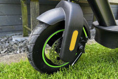 Die verbaute Scheibenbremse am Vorderrad sorgt für ein sicheres Bremsverhalten – ergänzt durch leuchtend grüne Felgenringe. (Foto: Testsieger.de)