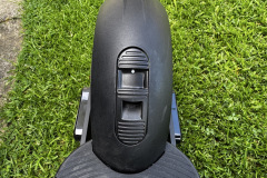 Die Einrastung für den Klappmechanismus befindet sich auf dem Schutzblech der Hinterseite. (Foto: Testsieger.de)