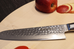adelmayer Damastmesser Santokumesser 17,5 cm Detailansicht Schneide mit Hammerschlagoptik