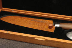 adelmayer Damastmesser Santokumesser 17,5 cm Detailansicht Klinge in Holzscheide