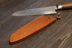 adelmayer Damastmesser Santokumesser 17,5 cm Detailansicht Holzscheide