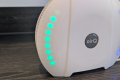 Die zwei LED-Leisten machen den air Q science zum Blickfang und visualisieren standardmäßig Leistungs- und Gesundheitsindex. (Foto: Testsieger.de).