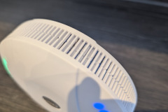 Die Lüftungsschlitze passen zur komplexen Technik im Inneren, und das Kunststoffgehäuse wirkt wertig, auch wenn die Verbindung von Vorder- und Hinterteil sauberer ausfallen könnte. (Foto: Testsieger.de)