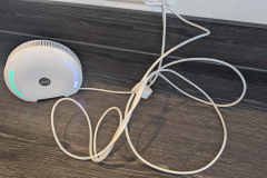 Das drei Meter lange Kabel bringt spürbare Flexibilität bei der Platzierung, auch wenn das Gerät dauerhaft am Netzteil hängt. (Foto: Testsieger.de)