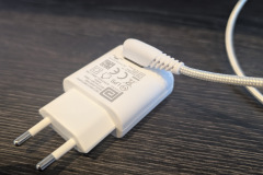 Ein Netzteil mit Euro-Stecker gehört zum Lieferumfang, sodass der air-Q Science direkt einsatzbereit ist. (Foto: Testsieger.de)