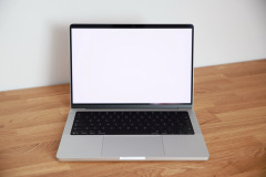 Das 14,2-Zoll-Liquid-Retina-XDR-Display überzeugt mit homogener Ausleuchtung und sehr guten Schwarzwerten dank Mini-LED-Hintergrundbeleuchtung. (Foto: Testsieger.de)