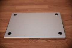 Die sauber verarbeitete Unterseite aus einem Stück Aluminium zeigt keinerlei Spaltmaße oder Ungenauigkeiten. Ein Blick, der das hohe Verarbeitungsniveau von Apple eindrucksvoll bestätigt. (Foto: Testsieger.de)