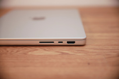 Die rechte Seite des MacBook Pro bietet einen SDXC-Kartenleser, einen weiteren Thunderbolt-5-Port sowie einen vollwertigen HDMI-Ausgang. Für Foto- und Videografen eine praktische Kombination ohne zusätzlichen Adapter. (Foto: Testsieger.de)