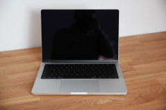 Mit seinem cleanen Aluminiumgehäuse und den sehr schmalen Displayrändern setzt das MacBook Pro 14 auch im ausgeschalteten Zustand optische Maßstäbe. (Foto: Testsieger.de)