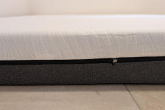 Der umlaufende Reißverschluss erlaubt das vollständige Abnehmen des Bezugs und macht die SARA im Alltag angenehm pflegeleicht. (Foto: Testsieger.de)