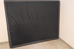 Die Rückseite wirkt sauber verarbeitet und passt zum insgesamt stabilen Ersteindruck, den die Matratze im Test von Anfang an hinterlässt. (Foto: Testsieger.de)