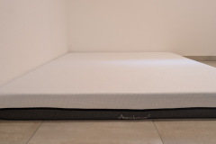 Die Arensberger SARA macht direkt nach dem Auspacken einen ordentlichen Eindruck und überzeugt im Test mit stützender, zugleich angenehm druckentlastender Liegefläche. (Foto: Testsieger.de)