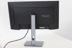 Standfuß und Ständer sehen aus wie Metall, bestehen jedoch aus Kunststoff (Foto: Testsieger.de)