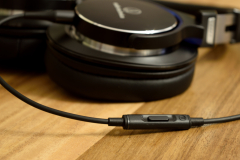 Audio-Technica liefert drei Kabel mit, eins davon mit In-Line-Fernbedienung.