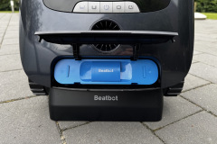 Blick auf blaue Kartusche im Roboter, die das Wasser klärt-