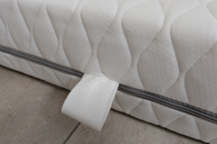 Zwei praktische Wendegriffe erleichtern das Drehen der Matratze – ideal für die Nutzung beider Härtegrade. (Foto: Testsieger.de)