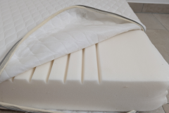 Blick ins Innere: Der Kaltschaumkern mit Lüftungskanälen sorgt für gute Belüftung und reduziert Wärmestau effektiv. (Foto: Testsieger.de)