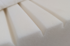 Lüftungskanäle im Detail: Der Kaltschaumkern mit integriertem Belüftungssystem sorgt für gute Luftzirkulation und verhindert Wärmestau. (Foto: Testsieger.de)