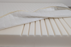 Praktischer Aufbau: Der offenliegende Kaltschaumkern mit vertikalen Einschnitten unterstützt die Punktelastizität und ergonomische Anpassung an den Körper. (Foto: Testsieger.de)