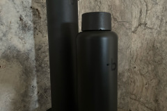 Die elegante Edelstahlflasche des bottleplus spark sets mit ihrem integrierten Drucktank ermöglicht Sprudelwasser auf Knopfdruck – auch unterwegs. (Foto: Testsieger.de)