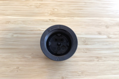 Die Sirupkapseln werden direkt in den Deckel eingesetzt und kommen nicht mit der Flasche in Kontakt, was die Handhabung hygienisch und sauber hält. (Foto: Testsieger.de)