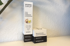 Übersichtlich verpackt: Das Starterpaket von Bottleplus Taste enthält drei zuckerfreie Geschmackskapseln sowie den speziellen Taste Lid, der den Sirup erst beim Trinken dosiert. (Foto: Testsieger.de)