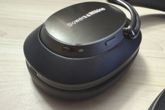 ber den Powerknopf wird der Kopfhörer ein- und ausgeschaltet, die Sondertaste kann individuell belegt werden – etwa für ANC oder einen Sprachassistenten. (Foto: Testsieger.de)