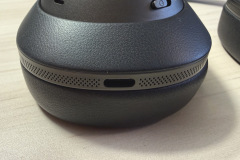 Über den USB-C-Port lässt sich der Kopfhörer schnellladen oder digital mit Audioquellen verbinden. (Foto: Testsieger.de)