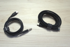 Zum Lieferumfang gehören zwei Kabel – weitere Extras wie ein Flugzeugadapter fehlen jedoch. (Foto: Testsieger.de)