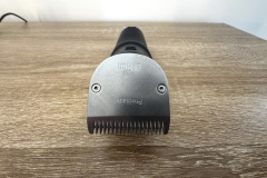 Die Nahaufnahme zeigt die Scherfläche des Braun-Rasierers mit einer silbernen Klinge aus Metall. Der Aufdruck „Braun“ und „ProBlade“ ist auf der Metalloberfläche zu erkennen.