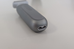 Das Gerät wird per Ladekabel aufgeladen – Nutzung im Netzbetrieb ist nicht möglich. (Foto: Testsieger.de)