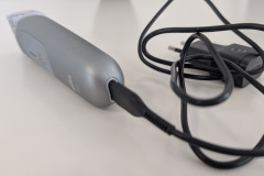 Der Akku lässt sich per Kabel in rund 90 Minuten vollständig aufladen. (Foto: Testsieger.de)