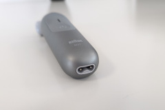 Der Anschluss für das Ladekabel ist gut geschützt und sauber verarbeitet. (Foto: Testsieger.de)
