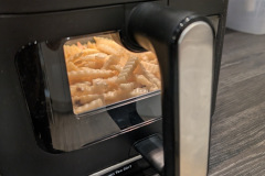 Volle Kontrolle ohne Unterbrechung: Durch das Sichtfenster lässt sich der Gargrad der Pommes jederzeit prüfen, ohne den Korb zu öffnen. (Foto: Testsieger.de).