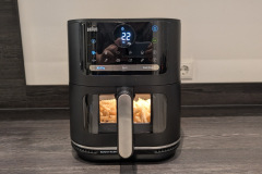 Kompakt und standfest im Alltag: Das stabile Gehäuse steht sicher und das zentrale Drehrad Display zeigt die verbleibende Zeit klar an. (Foto: Testsieger.de).