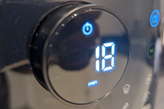 Die Restzeit ist stets im Blick, was die Bedienung im Küchenalltag spürbar komfortabler macht. (Foto: Testsieger.de).