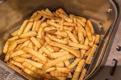 Pommes werden zügig goldbraun und sehr knusprig, im Testlauf war das Ergebnis nach 25 Minuten perfekt gegart. (Foto: Testsieger.de).