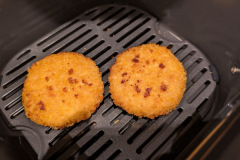 Grillen kann sie richtig gut: Panierte Burgerpattys bräunen dank des massiven Grillrosts auch von unten sehr gleichmäßig und werden rundum kross. (Foto: Testsieger.de).