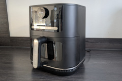 Mit 27 Zentimetern Breite, 38 Zentimetern Tiefe und 34 Zentimetern Höhe findet die MultiFry 5 auch in kleineren Küchen leicht einen Platz. (Foto: Testsieger.de).