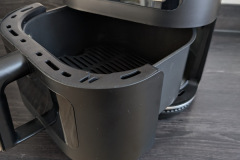 Der 6,0 Liter Garkorb lässt sich bequem mit einer Hand herausnehmen und rastet sauber wieder ein, ideal für den schnellen Küchenalltag. (Foto: Testsieger.de).