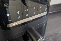 Vielseitig aufgestellt: Air Fry, Grill und Fast Oven bilden die Basis für insgesamt 20 Kochprogramme, anfangs etwas viel, nach der Eingewöhnung aber sehr flexibel. (Foto: Testsieger.de).