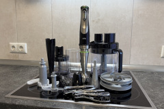 Der umfangreiche Lieferumfang unterstreicht den Anspruch des Braun MultiQuick 9, zahlreiche Küchenaufgaben mit nur einem Gerät abzudecken. (Foto: Testsieger.de)