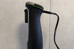 Der ergonomisch geformte Griff liegt gut in der Hand und ermöglicht auch bei längeren Einsätzen eine sichere Führung des Geräts. (Foto: Testsieger.de)