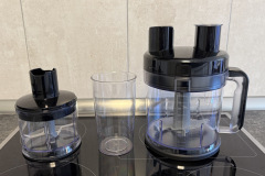 Universalzerkleinerer und Mixbecher erweitern den Einsatzbereich des Stabmixers und eignen sich für kleinere wie auch größere Mengen. (Foto: Testsieger.de)