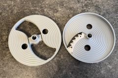 Die Schneid und Reibescheiben erweitern den Funktionsumfang und ermöglichen das Schneiden, Raspeln und Stifteln von Zutaten. (Foto: Testsieger.de)