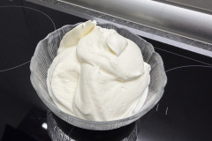 Der große Arbeitsbehälter bietet ausreichend Volumen für mehrere Portionen und verfügt über gut ablesbare Skalen für verschiedene Maßeinheiten. (Foto: Testsieger.de)