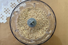 Nüsse werden im Universalzerkleinerer in kurzer Zeit gleichmäßig zerkleinert, ohne dass der Mixer an Leistung verliert. (Foto: Testsieger.de)