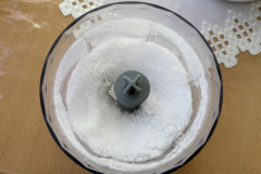 Im Universalzerkleinerer lassen sich Eiswürfel zuverlässig zu feinem Crushed Ice verarbeiten, geeignet für Drinks und Desserts. (Foto: Testsieger.de)