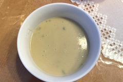 Beim Pürieren von Suppe erzielt der Stabmixer ein gleichmäßiges und seidig glattes Ergebnis ohne sichtbare Stücke. (Foto: Testsieger.de)